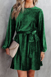 Mini-robe verte en velours froissé avec ceinture nouée et manches bouffantes