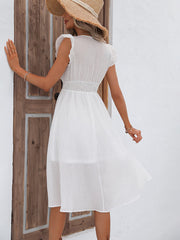 Robe à boutons décoratifs, col en V, manches papillon