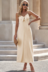 Kleid mit Spaghettiträgern und Bindedetail