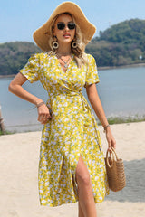 Robe à manches courtes et col surplis fleuri