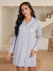 Lounge-Kleid mit Knopfleiste und Herz-Grafik