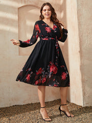 Robe grande taille à col surplis et imprimé floral, nouée à la taille