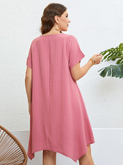 Robe grande taille à col rond et ourlet mouchoir