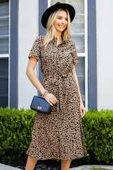 Kurzärmliges Kleid mit Gürtel im Animalprint