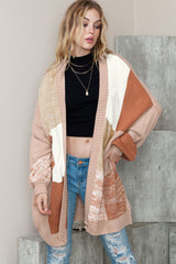 Khakifarbene Strickjacke mit offener Vorderseite und überschnittener Schulter