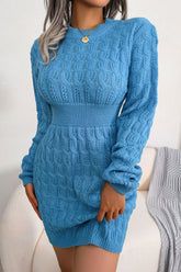 Langärmliges Mini-Strickkleid mit Zopfmuster