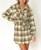 Robe chemise à col polo et manches longues, boutonnière décorative
