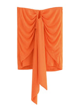 Tragen Sie einen orangefarbenen, gestrickten Minirock mit hoher Taille und Fliege