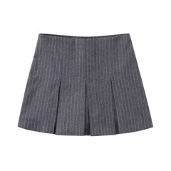 Gestreifte, weit plissierte Culotte für jüngere Frauen