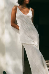 Robe mi-longue en tricot à col en V et découpes ajourées avec bretelles nouées
