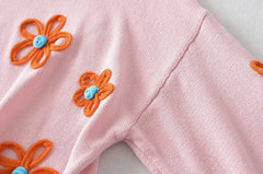 Pull rose à col rond et manches tombantes en maille brodée de fleurs