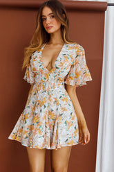 Kleid mit V-Ausschnitt und bedrucktem Lotusärmeln und Gürtel