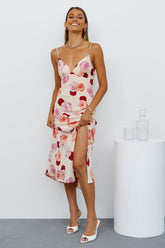 Kleid mit französischem Print und V-Ausschnitt und Schlitz