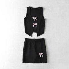 Costume avec nœud et lacets, haut sans manches, jupe fourreau fendue