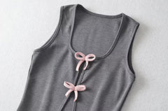 Costume avec nœud et lacets, haut sans manches, jupe fourreau fendue