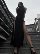 Schlankes, schlankmachendes Kleid mit Neckholder, ausgehöhltem Ausschnitt und doppeltem Schlitz