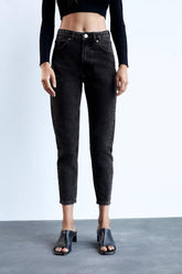 Tragen Sie eine schwarze All-Match-Jeanshose