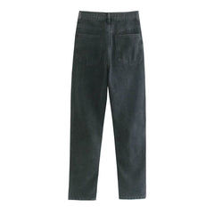 Portez un pantalon en jean noir assorti