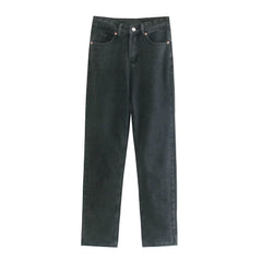 Portez un pantalon en jean noir assorti