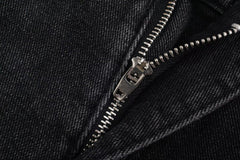Portez un pantalon en jean noir assorti