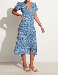 Robe longue élégante à volants et col en V