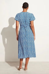 Robe longue élégante à volants et col en V