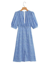 Robe longue élégante à volants et col en V