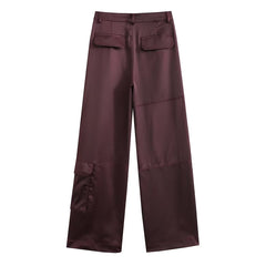 Strukturierte Latzhose aus Seidensatin mit Tasche und hoher Taille