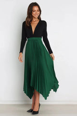 Einfarbiges, sonnengefaltetes, elastisches, lässiges, passendes Kleid mit hoher Taille