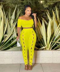 Costume pantalon deux pièces boutonné à épaules dénudées