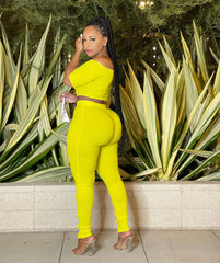 Costume pantalon deux pièces boutonné à épaules dénudées