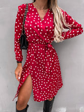 Herbstliches, langärmliges, gepunktetes A-Linien-Kleid mit Gürtel und hohem Schlitz