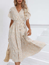 Kleid mit kleinem Blumenmuster und Schlitz, V-Ausschnitt