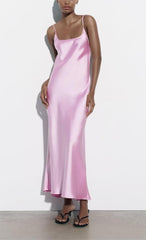 Sling-Kleid aus Seidensatin mit Hohlsaum und Cut-Out