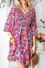 Robe à fleurs froncées, col en V et manches à volants