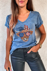 Himmelblaues T-Shirt mit V-Ausschnitt und Kuhkopf-Print mit amerikanischer Flagge