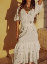 Robe brodée blanche à découpes et ceinture en clair de lune