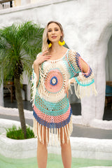 Chemisier de plage à découpes et à pompons pour couvrir un bikini au crochet