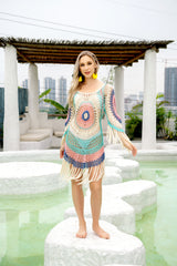 Chemisier de plage à découpes et à pompons pour couvrir un bikini au crochet