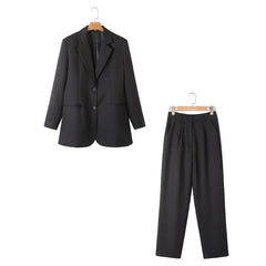 Tragen Sie einen geraden, lässigen Blazer mit geradem Bein und einer Hose