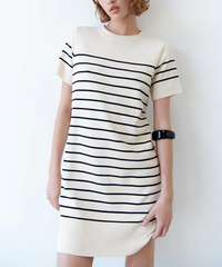 Kurzärmliges, gestreiftes Strickkleid
