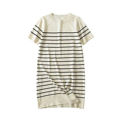 Kurzärmliges, gestreiftes Strickkleid