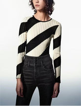 Pull slim à bas contrasté