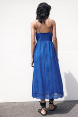 Midikleid mit ausgehöhltem Ausschnitt und Stickerei