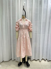 Leicht reifes Midikleid mit Aussparungen, Cut-Outs und V-Ausschnitt