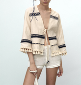 Strickjacke mit V-Ausschnitt, langen Ärmeln und verzierter Quaste