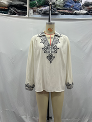 Besticktes Strukturhemd, weißes Langarm-Pullover-Shirt mit Kragen