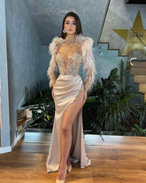 Abendkleid mit Strassperlen, Netznähten, Quaste und langen Ärmeln