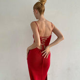 Pure Strap Dress – Rückenfreies Kleid mit Schnürung und Schlitz