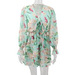 Chiffon-Mini-Strampler mit Glockenärmeln und enger Taille